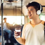 「ながら時間」を有効活用！芸人やアーティストの裏話が楽しめるラジオの魅力