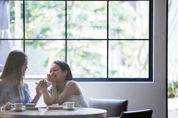 「おしゃれなカフェにぴったり！褒められ女子会コーデの作り方♡」