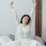 【40代女性必見】疲れが取れない朝にサヨナラ。睡眠の質を上げる方法3選｜快眠のコツとおすすめ対策