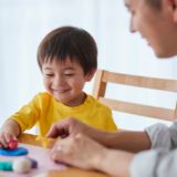 「YouTube見せてごめんね」を卒業。忙しいママの子育て罪悪感を『未来を期待』に変える魔法の遊び